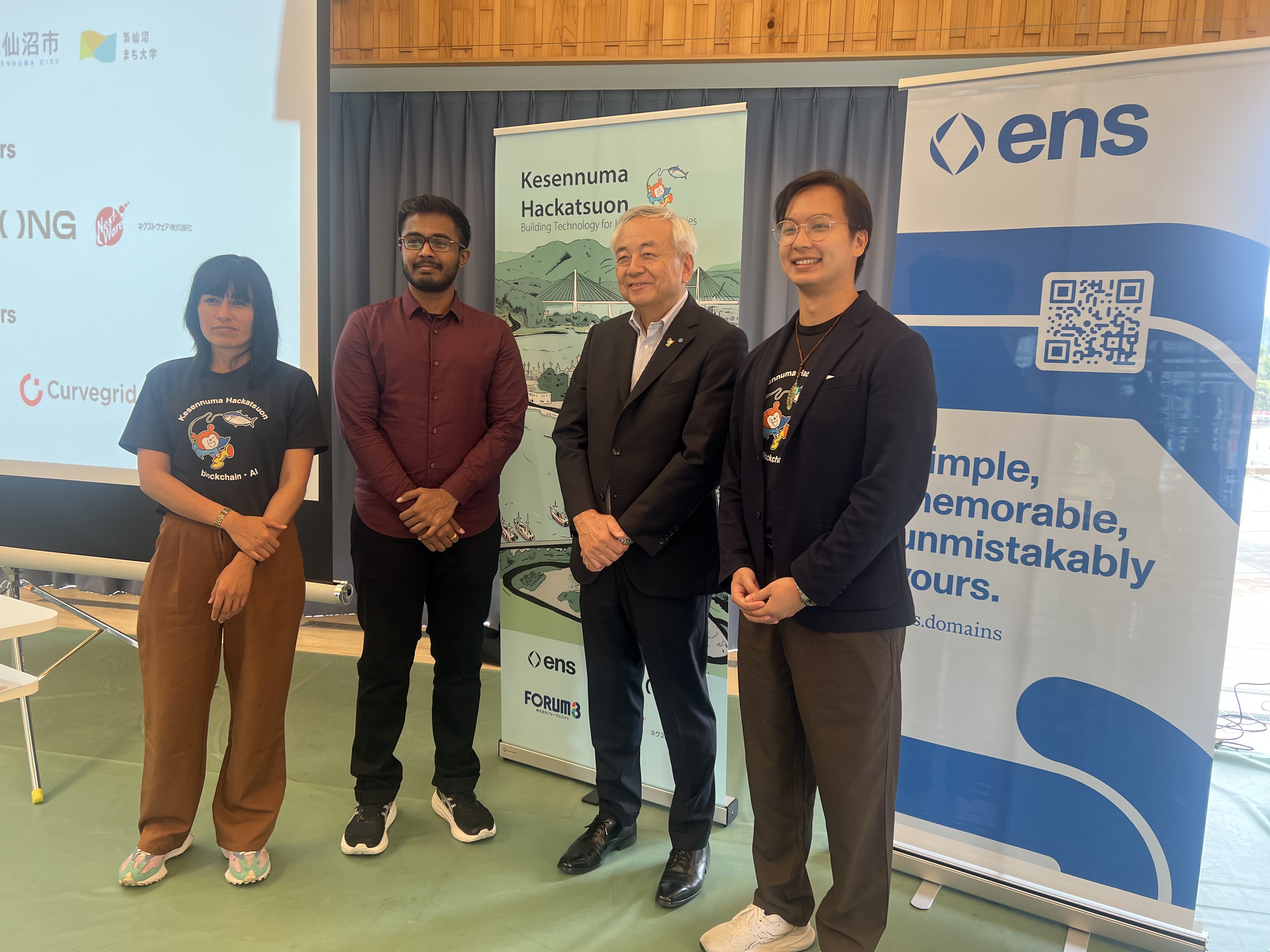 Formal photo with organizers and officials